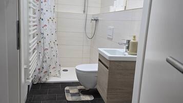 Dusche, Haartrockner, Handtücher