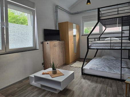 1 bedroom, WiFi, bed sheets. Studio Apartment, Holiday Flat, Tradesperson Room & Mobile Workspace with WiFi