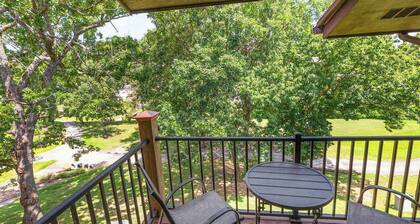 Birdie on the 17th Pool, Pickleball, Restaurant