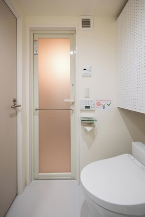 Sèche-cheveux, bidet, serviettes fournies, savon
