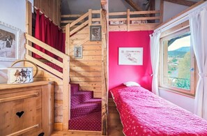 5 bedrooms, iron/ironing board, bed sheets