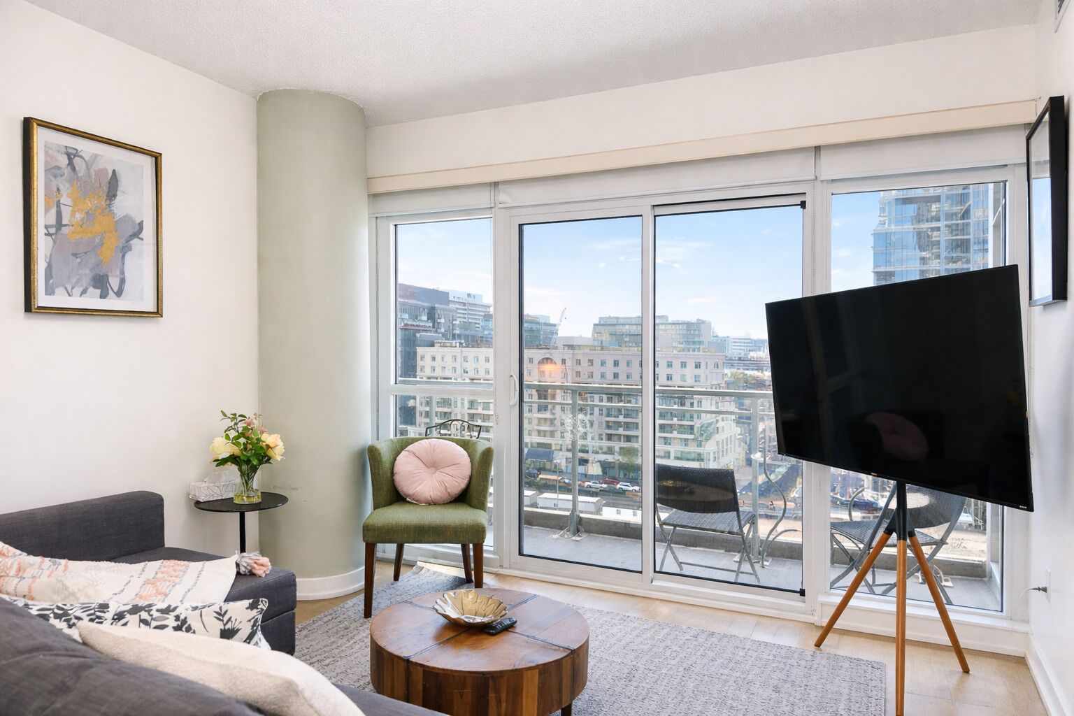 Deluxe Apartment, Balcony, City View | Living area