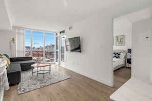 Apartamento, sacada, vista para a cidade | Área de estar