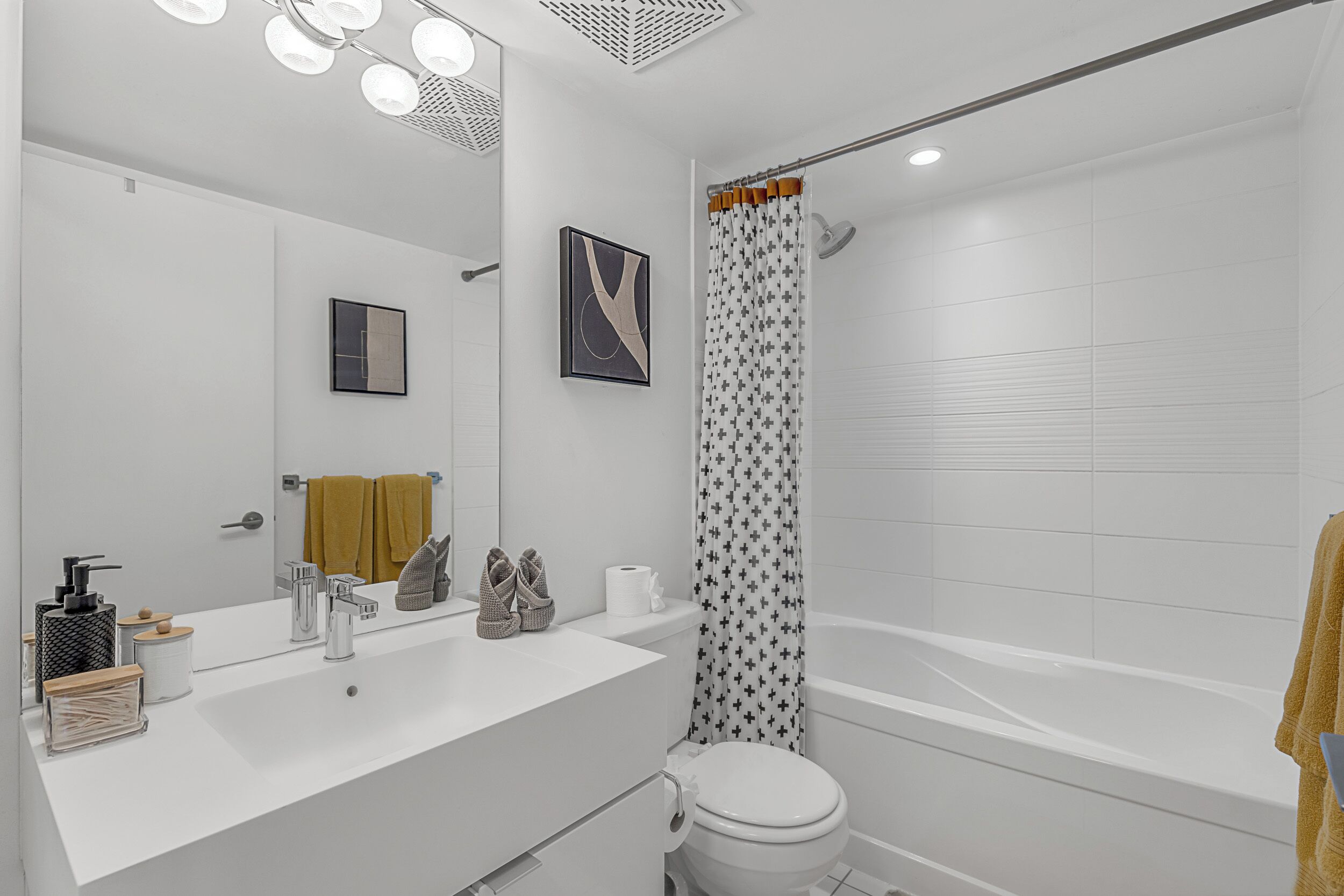 Artículos de tocador gratuitos, secador de pelo, toallas, jabón