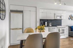 Apartamento, sacada, vista para a cidade | Cozinha privada | Geladeira grande, micro-ondas, fogão, cooktop