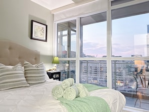 Deluxe Apartment, Balcony, City View | Iron/ironing board, free WiFi - Harbourline Suites (Toronto)