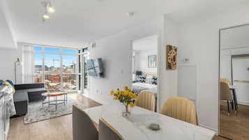 Apartamento, sacada, vista para a cidade | Ferros/tábuas de passar roupa, Wi-Fi de cortesia