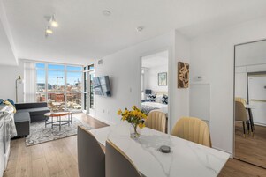 Appartement, balkon, uitzicht op stad | Een strijkplank/strijkijzer, gratis wifi