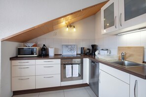 KĂŒhlschrank, Mikrowelle, Ofen, Herdplatte