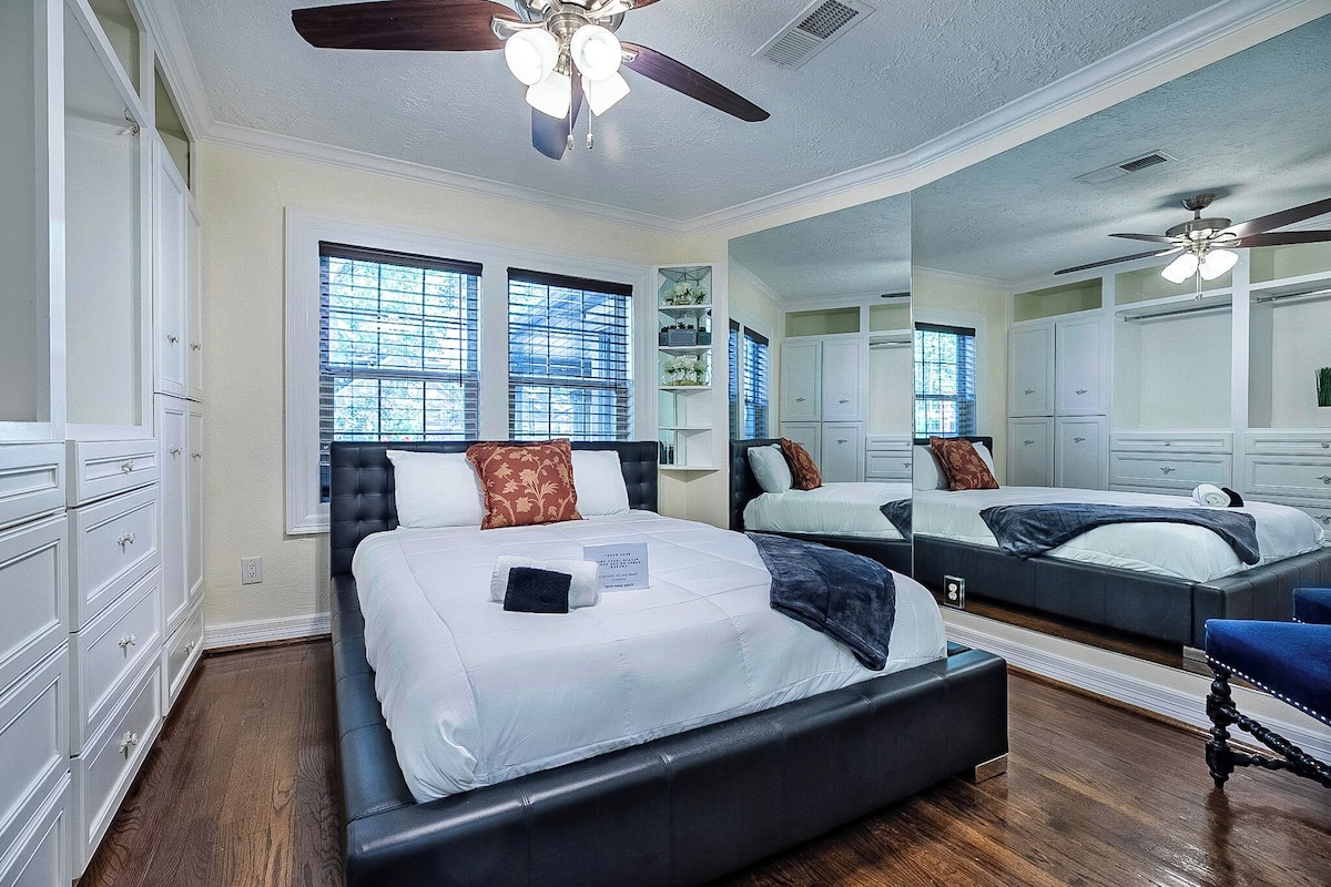 Photo 18 of Texas Size + Pool + Hottub + Bar + 8 bedroom+ Ping Pong + Guest Suite