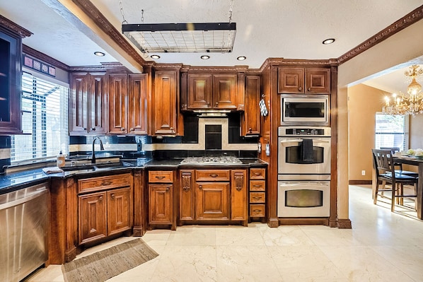 Mikrowelle, Ofen, Herdplatte, Geschirrspüler