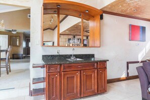 Interior - Texas Size + Pool + Hottub + Bar + 8 bedroom+ Ping Pong + Guest Suite (Houston)