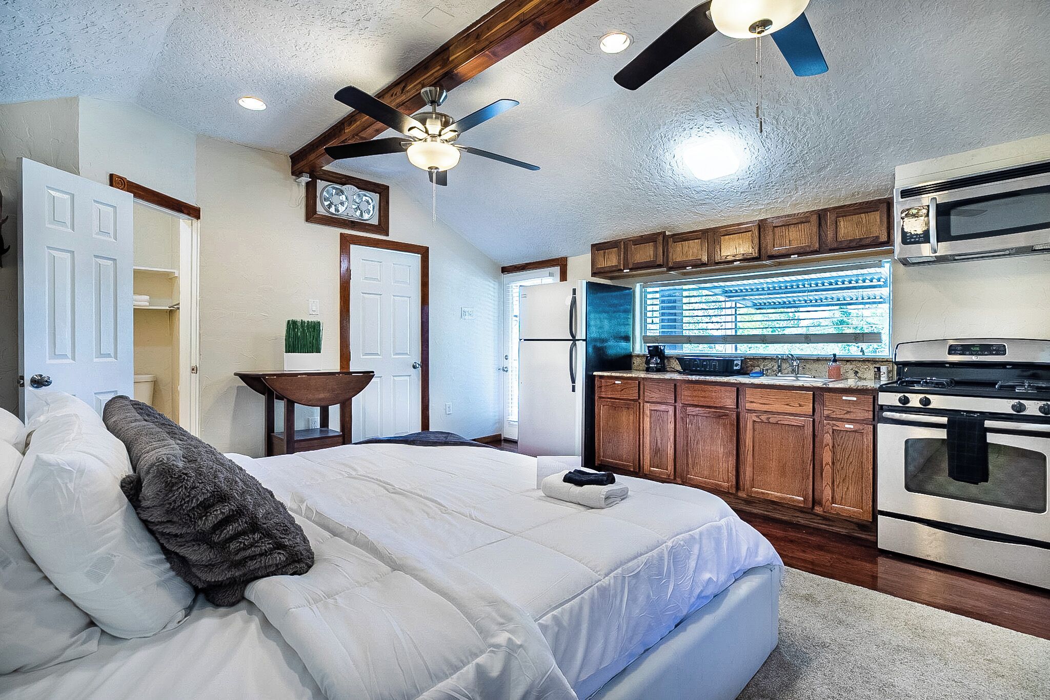 8 bedrooms, iron/ironing board, WiFi, bed sheets