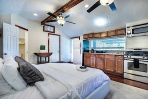 8 bedrooms, iron/ironing board, WiFi, bed sheets - Texas Size + Pool + Hottub + Bar + 8 bedroom+ Ping Pong + Guest Suite (Houston)