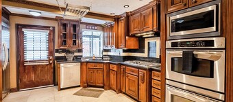 Texas Size + Pool + Hottub + Bar + 8 bedroom+ Ping Pong + Guest Suite