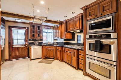 Texas Size + Pool + Hottub + Bar + 8 bedroom+ Ping Pong + Guest Suite