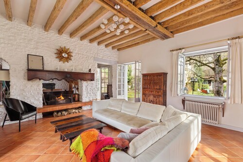Large property with 2 houses and 1 heated swimming pool 1h20 south of Paris.