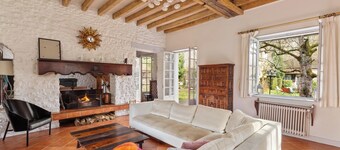 Large property with 2 houses and 1 heated swimming pool 1h20 south of Paris.