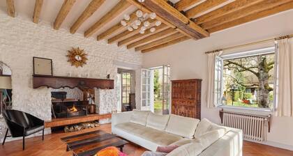 Large property with 2 houses and 1 heated swimming pool 1h20 south of Paris.