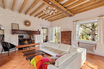 Large property with 2 houses and 1 heated swimming pool 1h20 south of Paris.