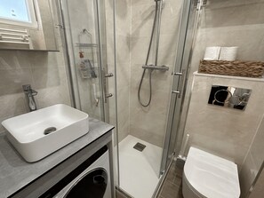 Ducha, secador de pelo, toallas, jabón