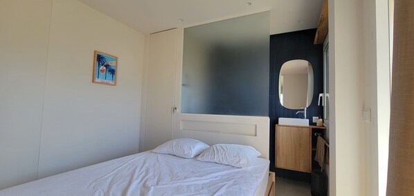 1 dormitorio, tabla de planchar con plancha, wifi