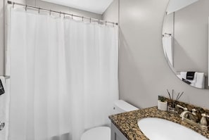 Serviettes fournies, savon, papier toilette
