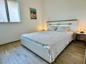 3 bedrooms, iron/ironing board, WiFi, bed sheets