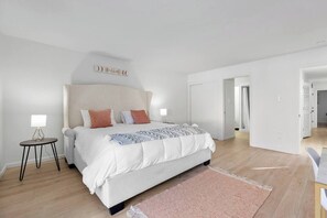 3 bedrooms, free WiFi, bed sheets - Foothills Retreat with Hot Tub and Courtyard! (Albuquerque)