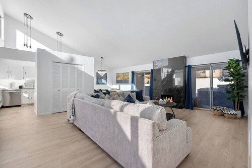 Foothills Retreat with Hot Tub and Courtyard!