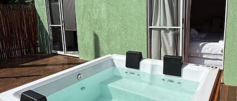 Indoor spa tub
