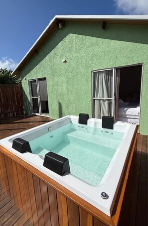 Indoor spa tub
