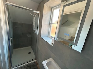 Douche, sĂšche-cheveux, serviettes fournies, savon