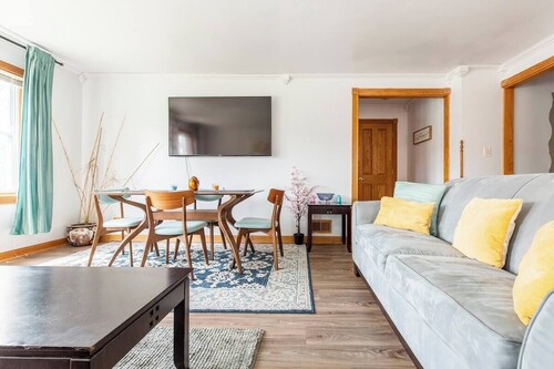 Entire 3BR 2 Bath Apartment Near by Northwestern Univ and Transport 8+ Guests