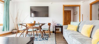 Entire 3BR 2 Bath Apartment Near by Northwestern Univ and Transport 8+ Guests