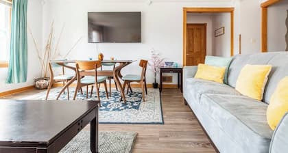 Entire 3BR 2 Bath Apartment Near by Northwestern Univ and Transport 8+ Guests