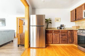 Een magnetron, een oven, een kookplaat, een vaatwasser