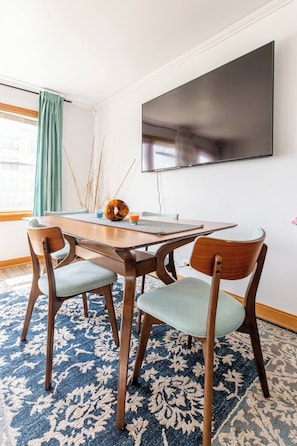 Dining - Entire 3BR 2 Bath Apartment Near by Northwestern Univ and Transport 8+ Guests (Evanston)