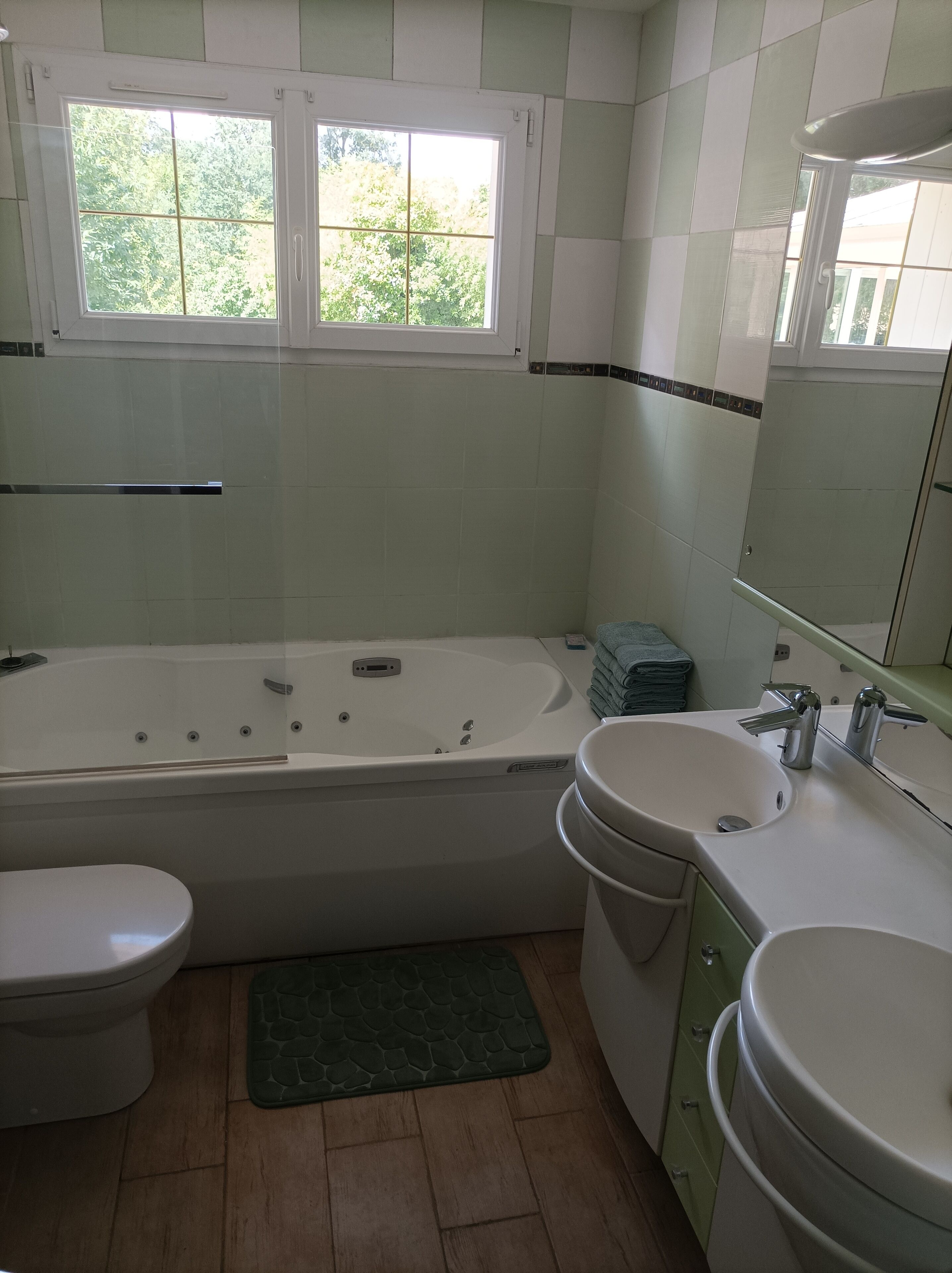 Baignoire à jets, serviettes fournies, papier toilette