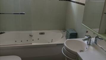 Baignoire Ă jets, serviettes fournies, papier toilette