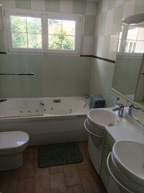Jetted tub, towels, toilet paper