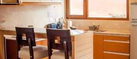 Frigorífico, microondas y utensilios de cocina