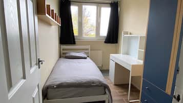 5 bedrooms, iron/ironing board, WiFi, bed sheets