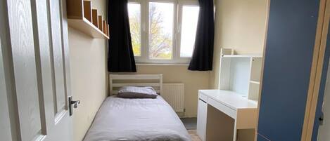 Iron/ironing board, WiFi, bed sheets