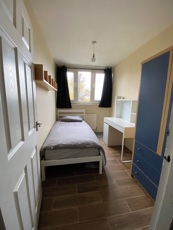 5 bedrooms, iron/ironing board, WiFi, bed sheets