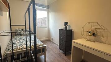 5 bedrooms, iron/ironing board, WiFi, bed sheets