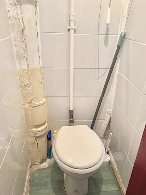 Doccia, asciugamani, sapone, carta igienica