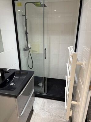 Shower, towels, soap, toilet paper - Studio Cosy - Downtown Rouen (Rouen)