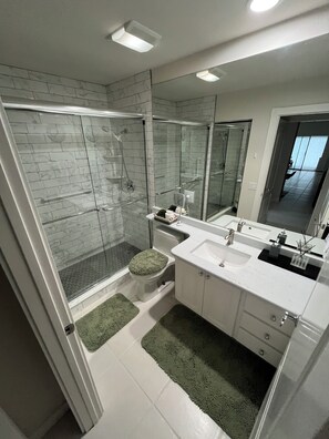 Douche, sèche-cheveux, serviettes fournies