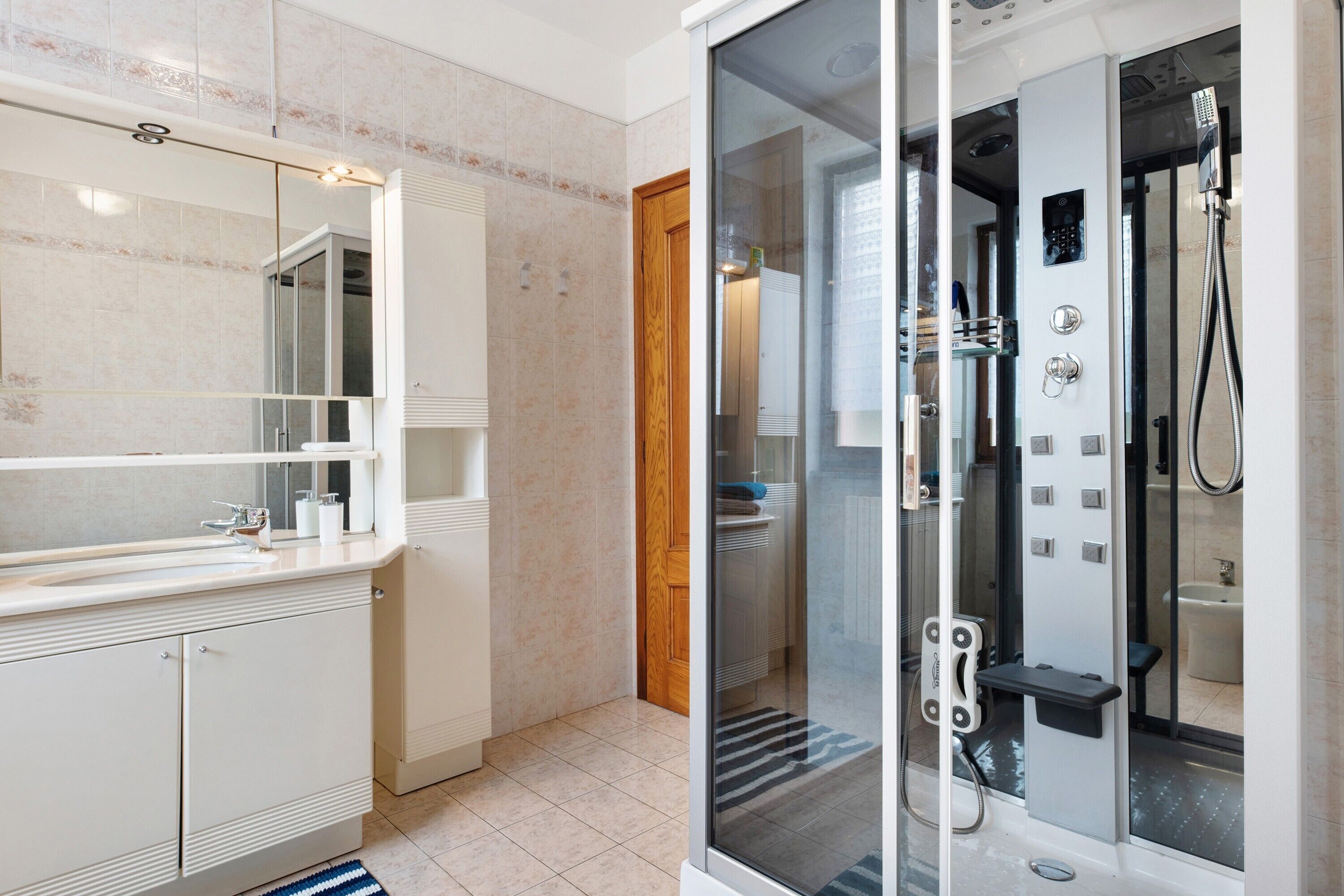 Regadera, amenidades de baño gratuitas, secadora de cabello, toallas 